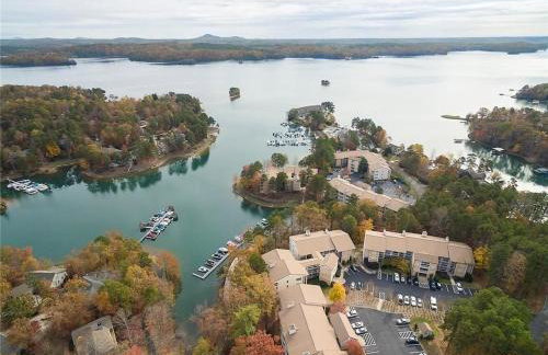 Lake front Keowee Condo with Balcony & Resort Amenities! 20 min to Clemson condo - Foto 34