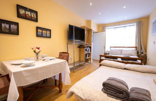 London VEGETARIAN Smoke & Pet Free En-suite with EV parking - Foto 26