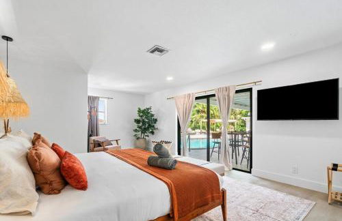 Deluxe Waterfront Villa with BBQ, Pool and Game Room - Photo 14