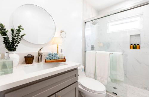 Grand 4-Bedroom - Brand New - Free parking and Patio - Photo 12