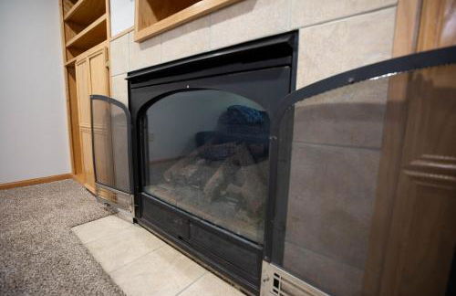 Work & Relax, 3BR Home with Office, Close to Downtown & Prairie Trail, Parking - Foto 28