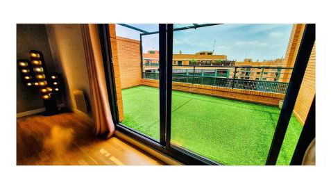 Lovely penthouse condo with pool - Photo 4