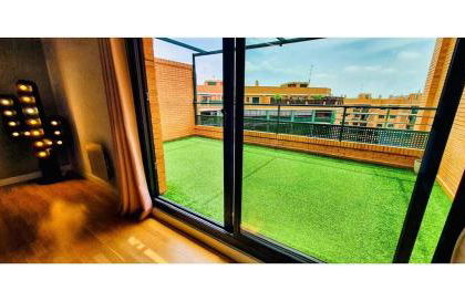 Lovely penthouse condo with pool - Photo 4