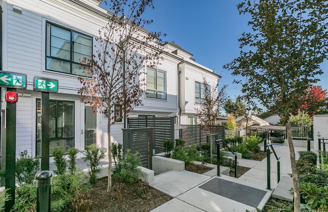 Modern Townhouse at Marine by Elevate Rooms - Photo 23