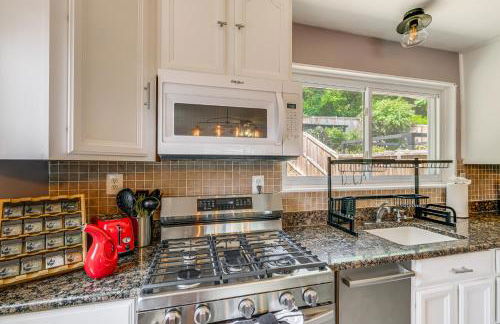 Arlington Townhome with Furnished Patio! - Photo 9