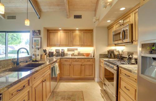 Mtn-View Rancho Mirage Condo w/ Lakefront Patio - Foto 10