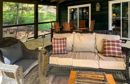 Enchanting Highlands Cottage with Pond and Waterfall - Foto 25