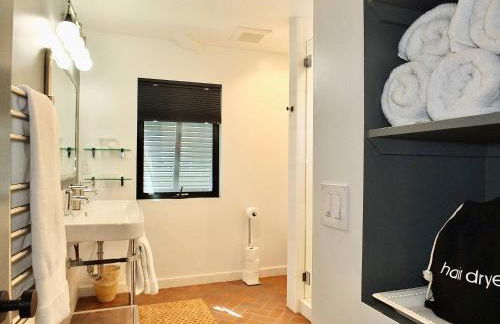 Naples Luxury Retreat - 3 BDR Stay for 6 w Rooftop Patio - Photo 19