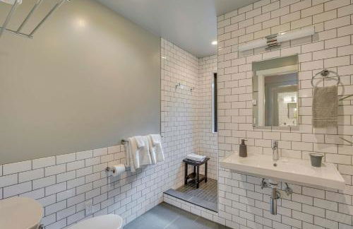 Riverfront Hideaway in Keene Walk to Town! - Foto 18