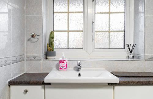 Purley House-Sleeps 8-Near Gatwick-Games Room - Foto 48