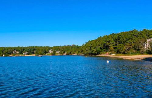 Gorgeous Waterfront Cottage with Luxurious Hot Tub for a Weekend Getaway near Cape Cod, Massachusetts - Foto 16