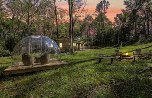 Cabin with King Bed , XBOX, HotTub, Games, Firepit , Stargazing Dome - Photo 13