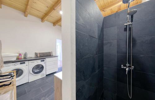 Chalet Emily Alpine Chic with Hot Tub and Ocean View By Lanzarote Vacation Homes - Foto 24
