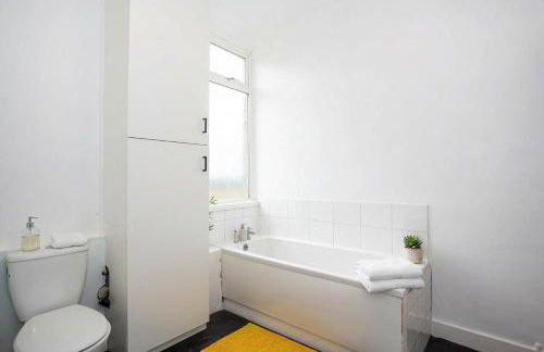 Modern 3 Bedroom Home with Parking in Southend - Foto 6