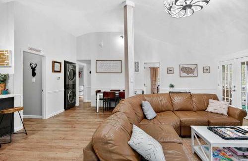 Two Cabins Retreat in Woods Resort - Dog-Friendly - Foto 52