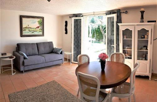 Gîte LES PINS climatisé piscine jardin parking - Foto 13