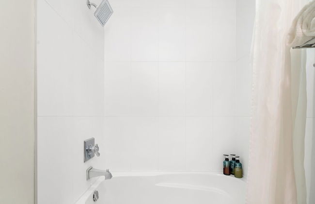 3BR Lakeside Penthouse Retreat - Photo 35