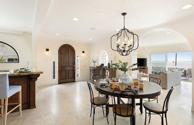 Shoreline by Avantstay Spectacular Beachfront Home w/ Fire Pit, Spa & Pool Table - Foto 14