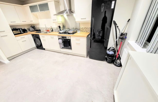 Large Modern House with Parking - Photo 38