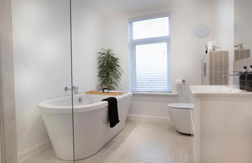 Renovated 3 Bedroom House in Lowton Pennington, free parking - Foto 2