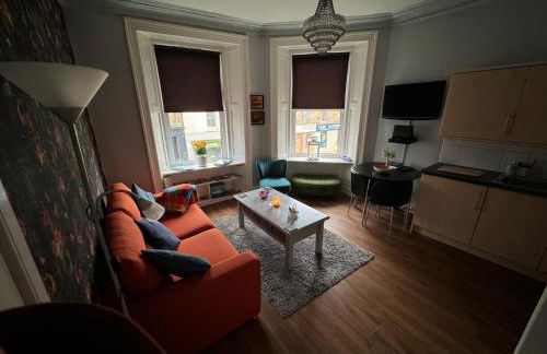 Edinburgh TWO BEDROOM apartment with free side street parking 24 hours - Foto 7