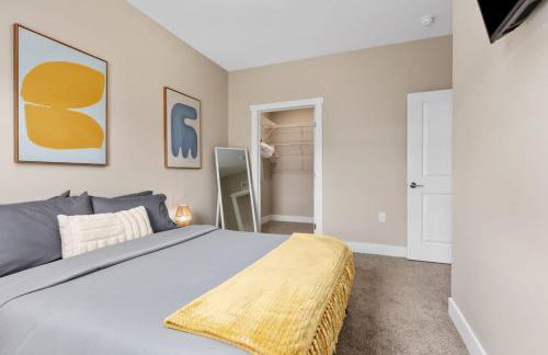 Modern 16BR 16BA Condos w Garage and Patio - Foto 8