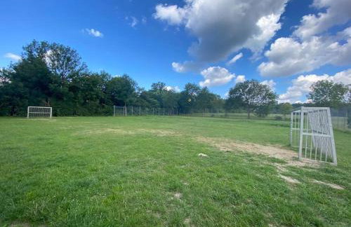 Skyline Appartement mit Pool and Netflix - Foto 24