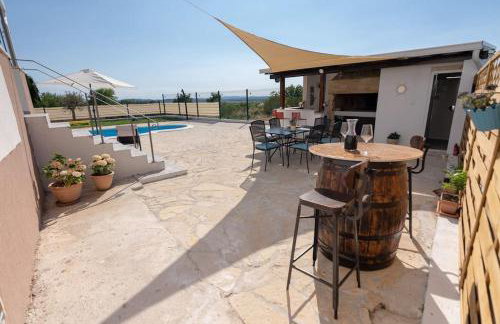 Kuća za odmor M&J s grijanim bazenom - Photo 10