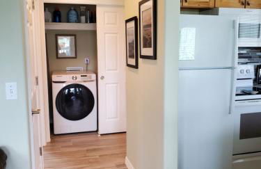 Sunkissed 3BR beach getaway - dog-friendly fenced yard, firepit, glimpse ocean views, near beach access, sleeps 8 - Foto 39