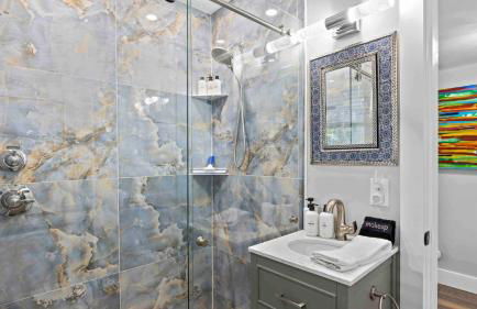 The Surf House: Stylish 2BR Haven - Foto 21