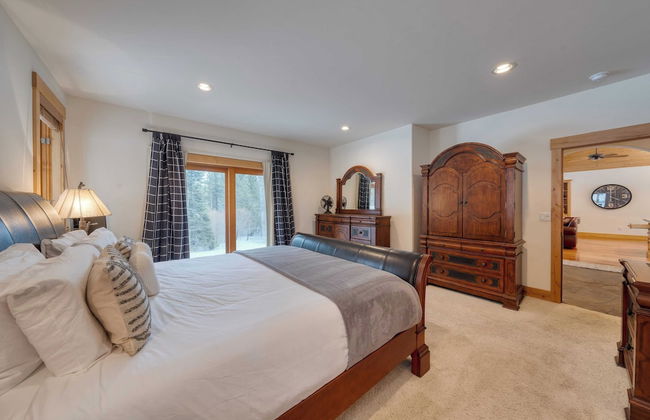 5 Mins to Ski Resort Ping Pong, Pool Table, Deck Donner Ridge by Avantstay - Foto 24