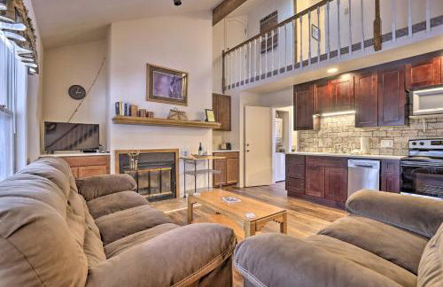 Fireplace and Stream Access Cozy Grand Lake Retreat - Foto 5