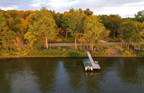 Modern Log Cabin with Rec Room, Steps to Lake! - Foto 45