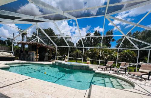 Peachland getaway with pool and tiki bar - Foto 25