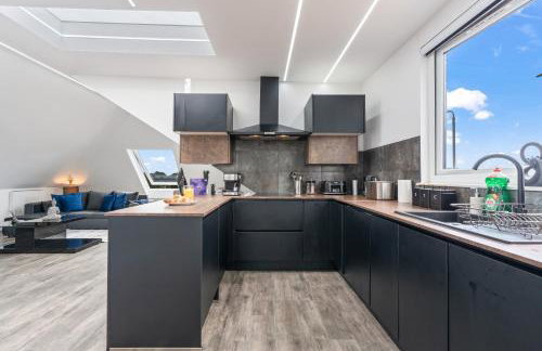 Stunning Penthouse-Style 2-Bed Uxbridge - Photo 11