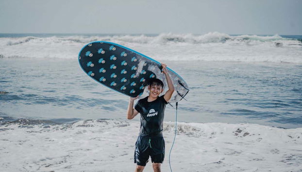 Feliz después de conquistar las olas