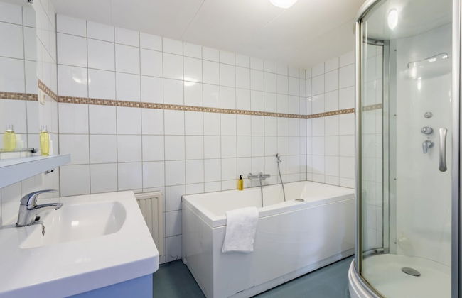 Bungalow in Netherlands With Bubble Bath - Photo 9