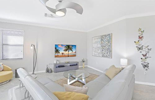 Modern waterfront home in Artesia with pool/gym - Photo 6