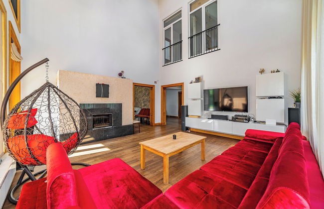 Luxurious Amber Villa With Private Pool and Garden Views - Photo 15