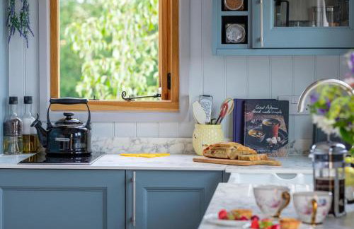 Honey Bee - Comfortable luxury shepherds hut with hot tub - Foto 26