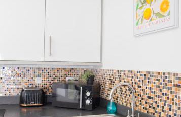 Lavish 4-Bedrooms with Modern Home Features - Guest 8 - Hi-Speed Wi-Fi - Luxury Garden - Private Ample Parking - Foto 33