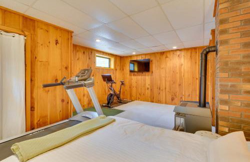 Porch and Views Queensbury Three Family Lakehouse - Foto 16