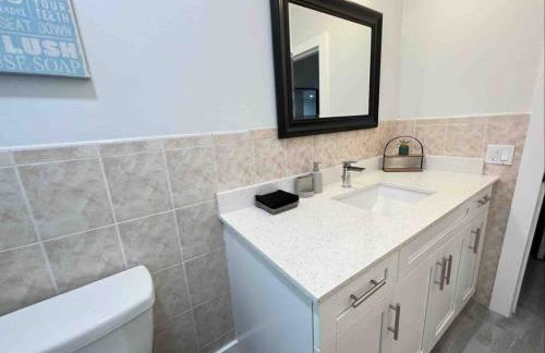 Royal Luxe Pool Home near Ft Laud airport and each - Photo 26