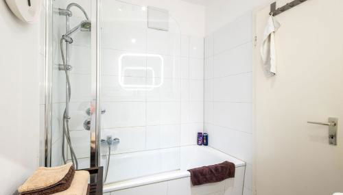 Rob's Suite - Zentrale Design-Suite am Opernplatz, 2 Zimmer, 2 Bäder und Top-Ausstattung - Foto 5