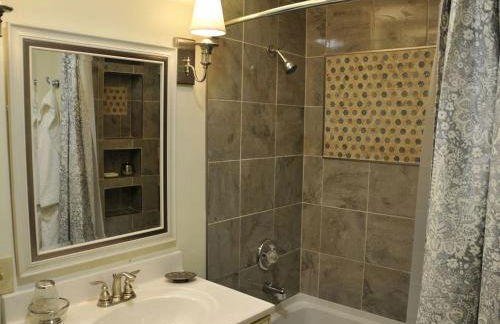 Spacious Cottage Rental with Creek Views near Harrisburg and Hershey, Pennsylvania - Foto 17