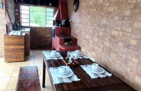 Casa Espaço Sara Piscina com total privacidade, área gourmet completa com churrasqueira fogão a lenha, a 5min do centro e do parque das águas - Foto 9