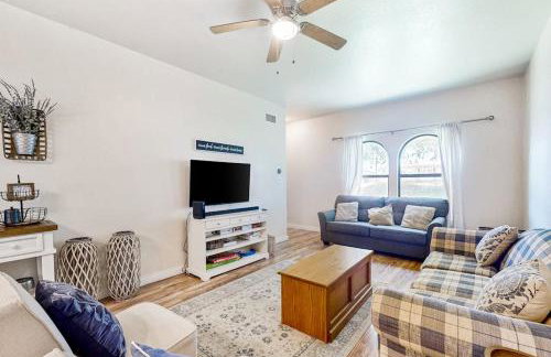 Blue Casa Rio | Riverfront Oasis with Private Beach, Deck & Fire Pit - Foto 8