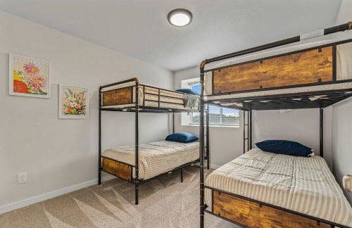 6BR Retreat with Playground Basketball & Sleeps 22 - Foto 31