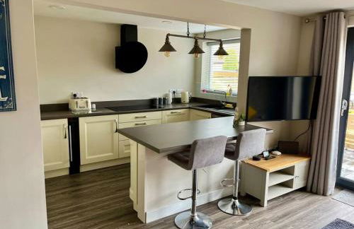 Modern 2BR Flat in Sale - Peaceful Stay in M33 - Great Transport Links - Photo 7