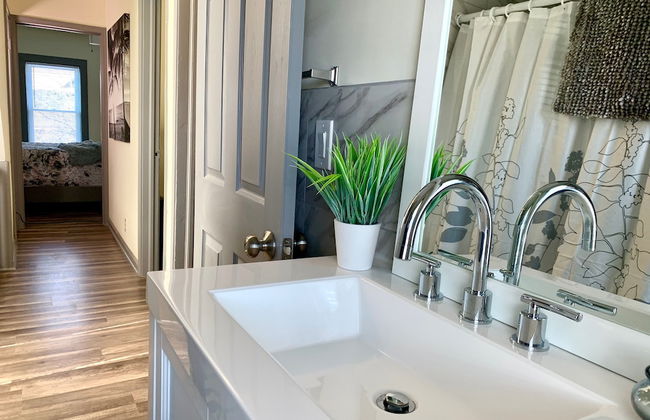 The Southside Villa - With Private Yard & Parking, Near Falls & Casino by Niagara Hospitality - Foto 21